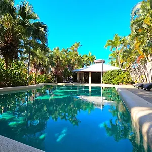 https://comfort-inn-suites-trinity-beach-club.cairnshotels4all.com